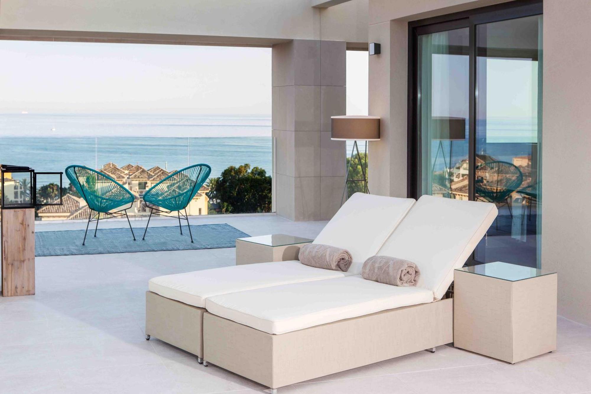 Don Carlos Marbella Exterior foto A modern chaise longue
