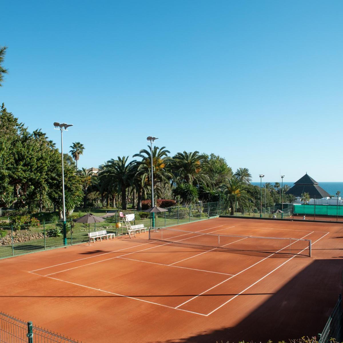 Don Carlos Marbella Exterior foto Tennis courts at the club