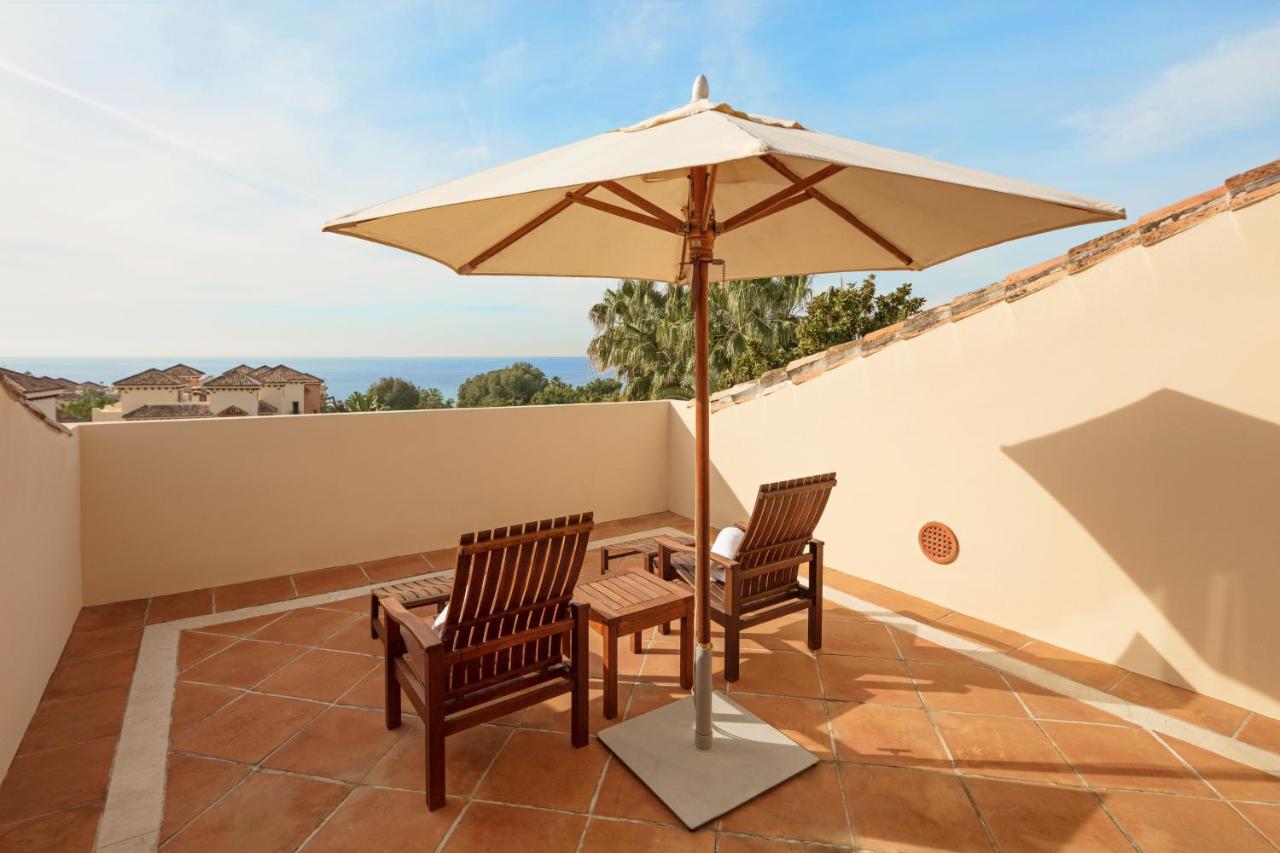 Don Carlos Marbella Exterior foto A patio umbrella