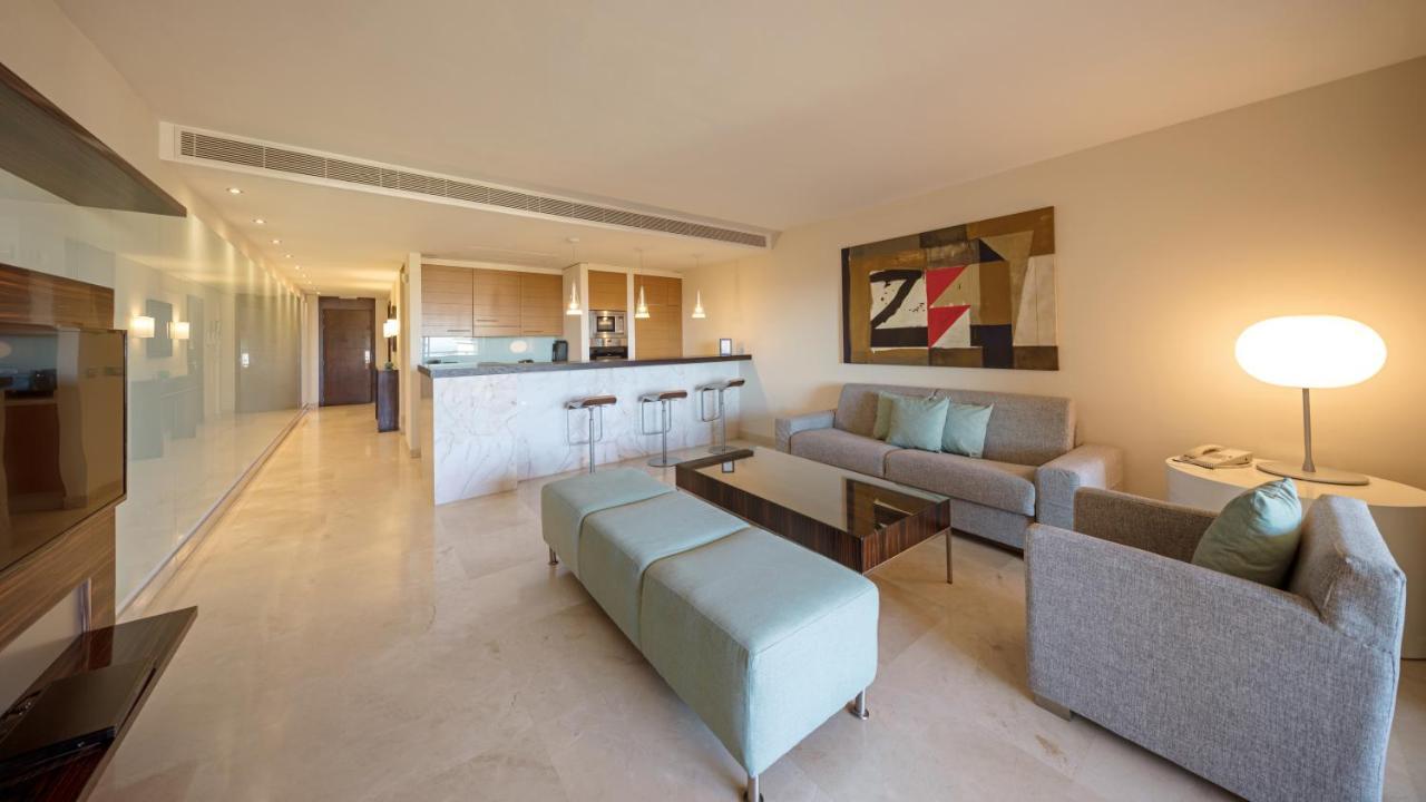 Don Carlos Marbella Exterior foto A suite at the Ritz-Carlton, Maldives
