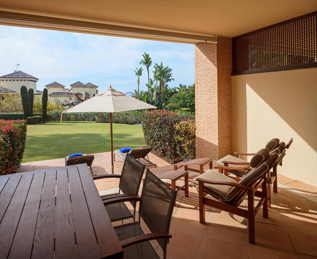 Don Carlos Marbella Exterior foto A patio at the Four Seasons Resort